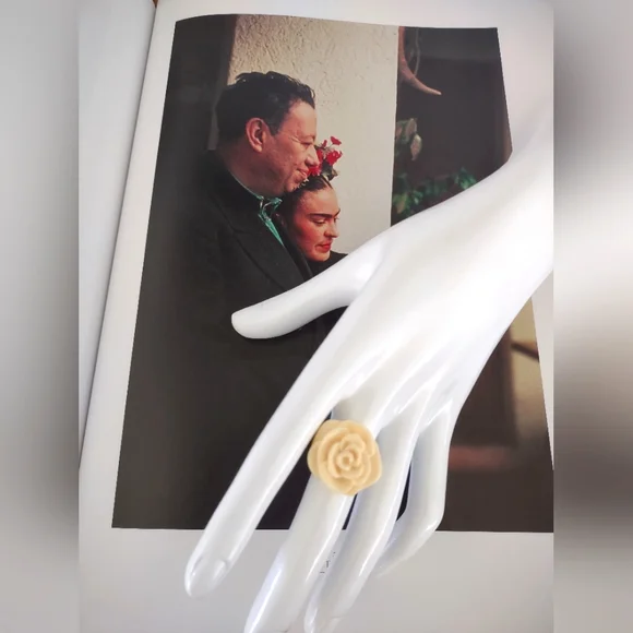 Celluloid Lucite Camilla Flower Ring - Picture 1 of 4